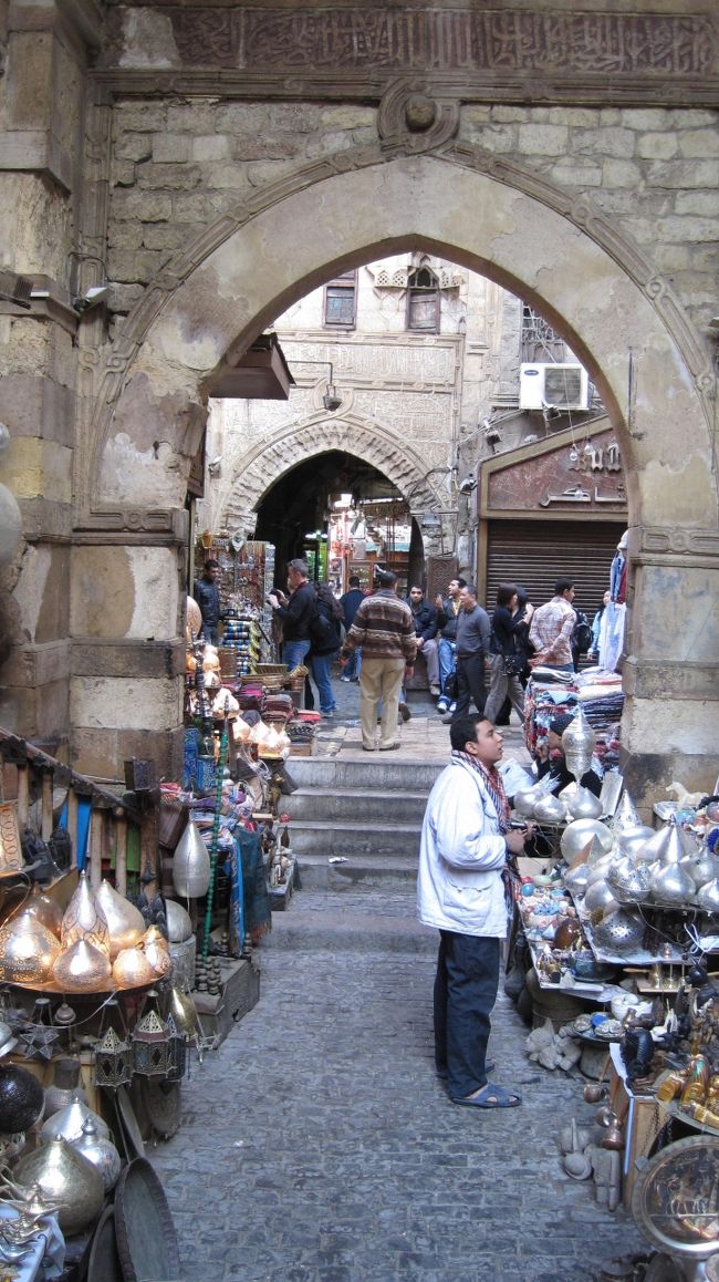 ハーン・ハリーリ市場。ここも雑貨が１ダラ。