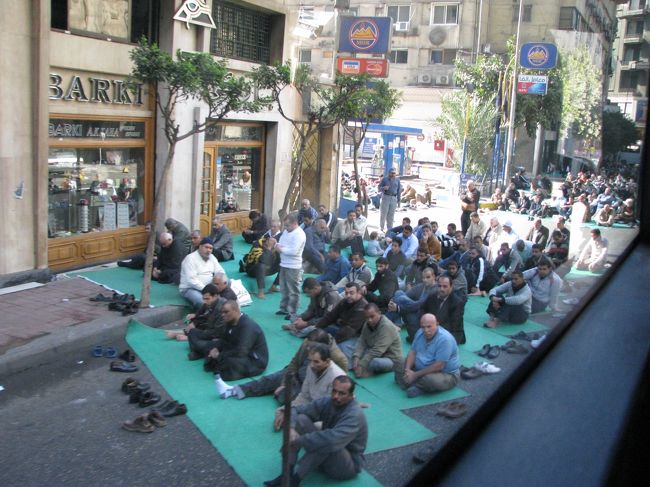 礼拝堂の外に敷物を敷き、お昼に何処からか、溢れる人人。地面に頭を。金曜日は完全休養とのこと