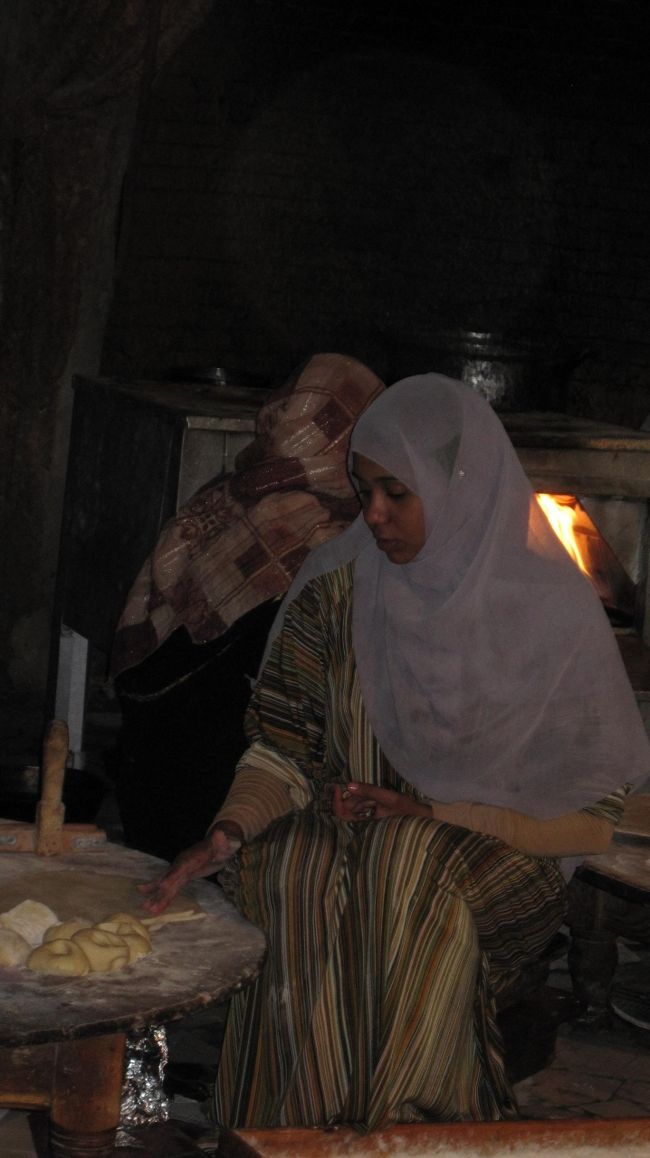 　ドライブインで少女がナンを焼いていた。