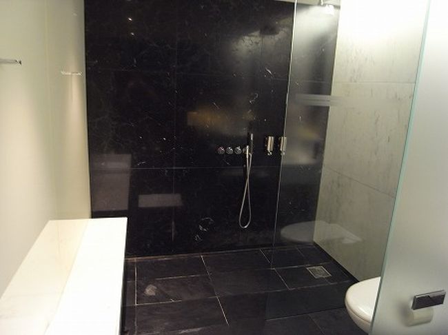 台湾のホテルに着いたらすぐ寝られるよう、ここでシャワーを浴びることにしました。