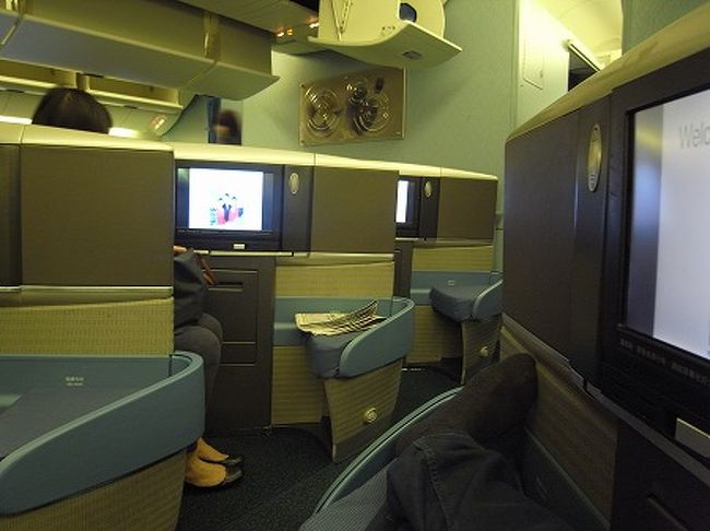 ということで、この飛行機もビジネスはフルフラットです。<br />飛行時間1時間ですので、成田-伊丹をビジネスシートで行くみたいなもんです。