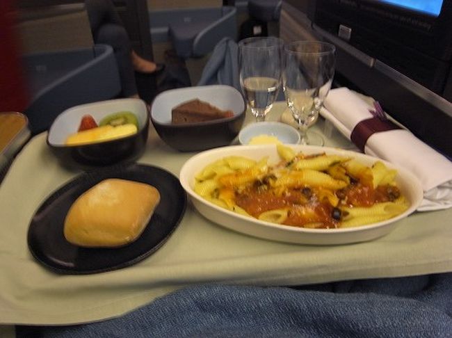 でも、そこは国際線。。<br />1時間のフライトタイムでもきっちりとホットミールがサービスされます。<br /><br />もうお腹いっぱいです・・（＾＾；