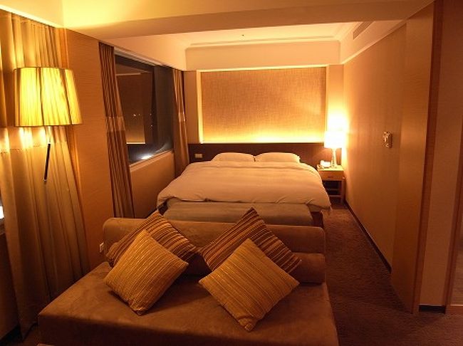 城市商旅空港館は、アップグレードましたと楽天トラベルのレビューでもたくさん書いてあったのですが、私も例にもれずアップグレードして頂けました。<br /><br />部屋は奇麗で広かったです。<br />でも、寝るだけですから。。