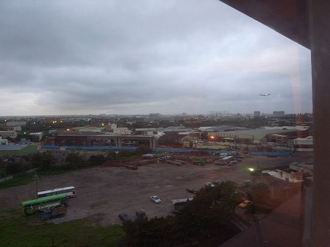 ホテルの部屋からは飛び立つ飛行機も見れます。<br /><br />しかし、台湾は今日も雨・・・<br /><br />今日は帰るだけやけど、ほんま天気の相性は良くない・・