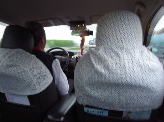 ホテルに朝食がついていて食べにいったんですが、日本人ツアーのあっちゃんおばちゃんがわんさか居て、うるさいし飯もたいしたことないので、空港のラウンジで朝ごはんにしようと、6時半にチェックアウトしタクシーで空港に向かいます。