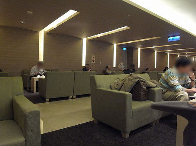 このラウンジ中は細長く、あまり広くありません。<br />ヌードルバーのあるダイニングは満席でごった返してます。