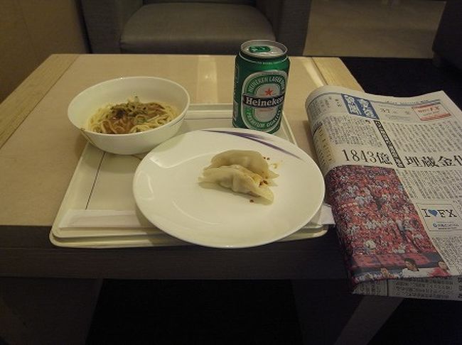 それでも、胡麻の汁なしラーメンと点心と朝からビールを頂きます。