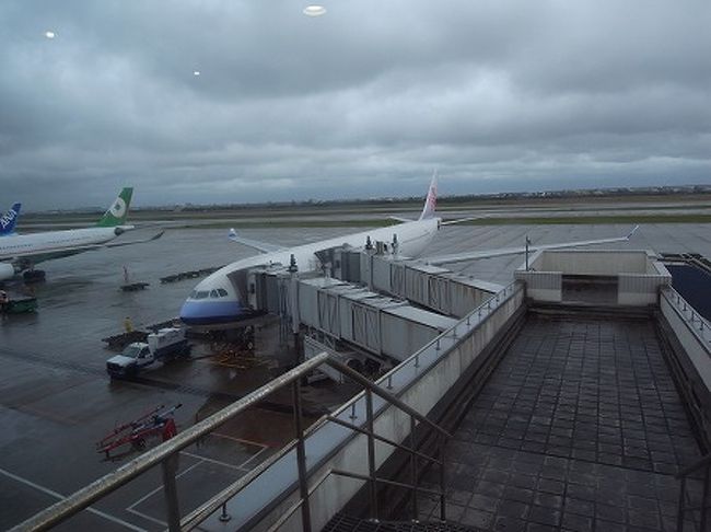 今回はチャイナエアーラインのA330です。<br /><br />隣はエバー空港の関西行きです。