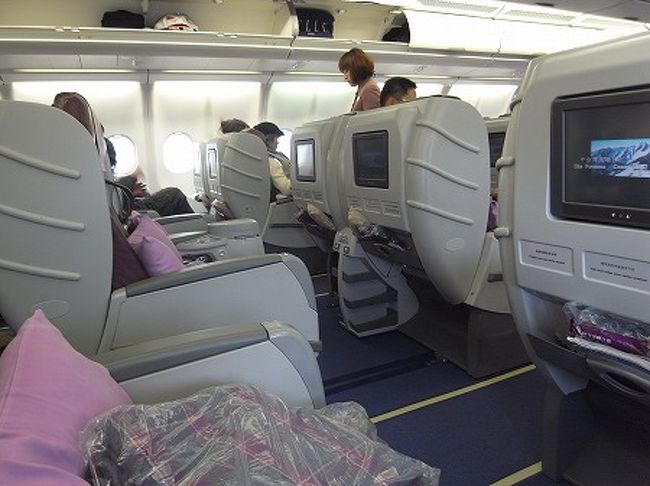 シートはライフラット。。ではなく、160度リクライニングのシートです。<br />でも、モニターも大きく関西までの2時間半のフライトなら快適です。