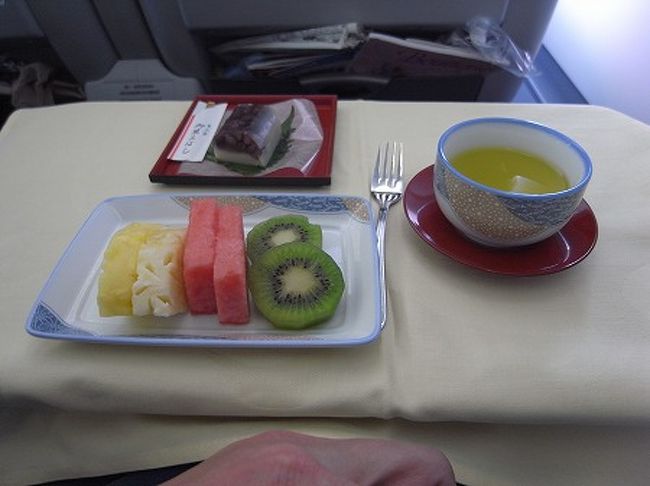 和菓子、果物のデザートと日本茶頂きました。