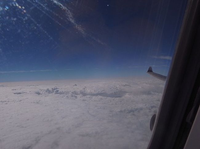 雲海の上をフライト。<br /><br />日本時間12時に関西国際空港に到着！<br /><br />今日は月曜日なので世間は仕事です。<br />私も関空から会社に直行したのは言うまでもありません。<br /><br />2泊3日の弾丸旅行でしたが、シンガポールでリゾート気分にも浸れましたし、ビジネスクラスを堪能し、機内食、ラウンジを堪能するという飛行機マニアにはこたえられない旅となりました。<br /><br />次はどこに行こうかいな。。<br /><br /><br />
