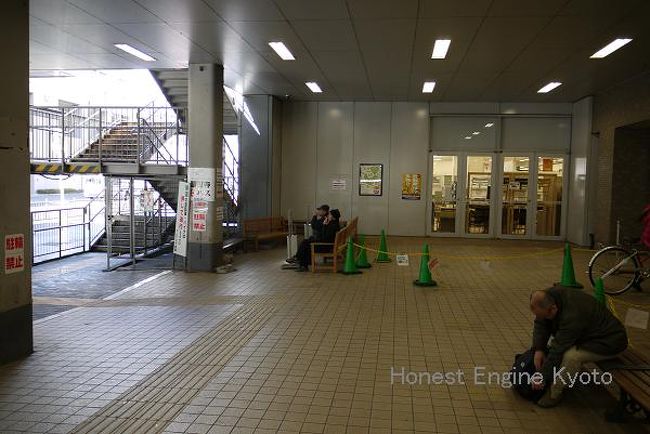 京都中心街より、市営地下鉄東西線に乗り「醍醐駅」まで行きます。<br />醍醐駅では、２番出口からエスカレーターで地上<br />にでます。<br />写真の左側に行くと醍醐寺行きのバス停がありますが、私は右側へ徒歩で醍醐寺に向かいます。<br />