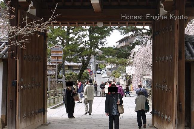 総門から（醍醐駅方向）参道を見る。