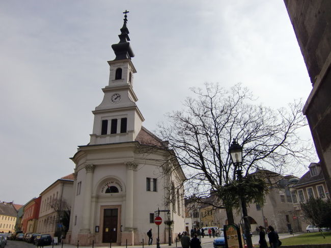 散歩道を抜けると、広場に出ました。<br />正直、自分がどこにいるのか<br />よくわかっていません。