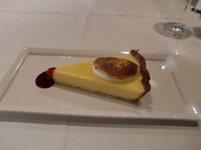 デザートも本日お勧めメニューより、<br />レモンタルト。とてもおいしい！<br /><br />ちなみに、食事中、お客さんが少なくなったとき、<br />サービスなのか？日本語の曲が流れる。<br />スタッフみなさん、明るく親切でよいお店。<br />ちょっとお値段お高めですが。