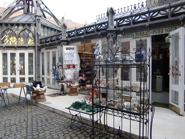 左手のお店で、イースターエッグと<br />豚の小物を買う。<br />こちらは、すべて手作りの、ハンガリーメイドの<br />ものだけ置いてあるそうです。<br />