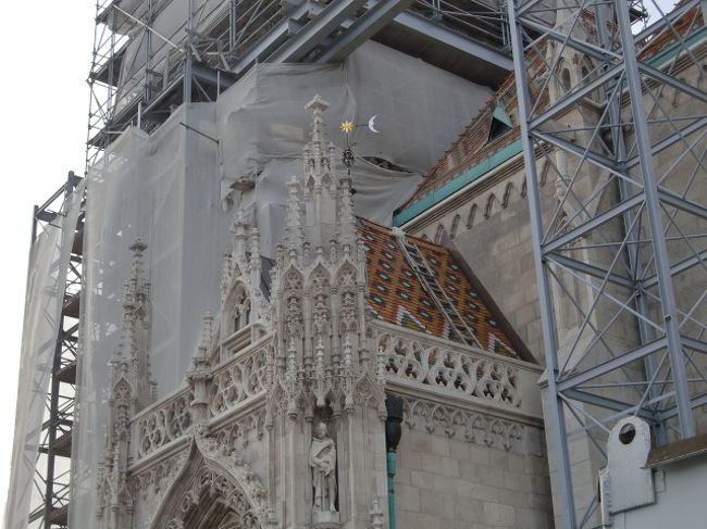 マチャーシュ教会は、入場料が<br />必要です。<br />前にあるチケットボックスで、チケットを<br />購入します。