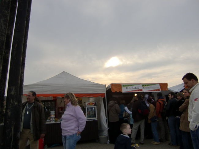 この行列の先は、シナモンのぐるぐるパンです。<br />行きに通ったとき、いい匂いがしていて<br />おいしそうでした。<br />あの時買っておけばよかったかも？