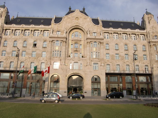 ペスト側。<br />フォーシーズンズホテル。<br />こんなホテルに泊まることは、あるのかしら？