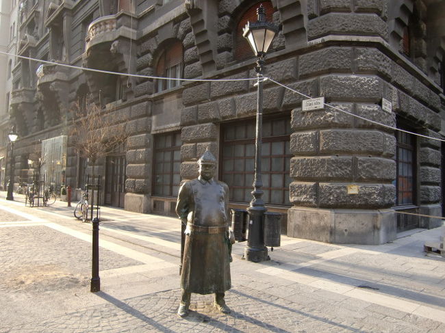 聖イシュトバーン大聖堂前。<br />昼間は大人気で、写真が撮れなかった<br />彼が一人で立っていました。