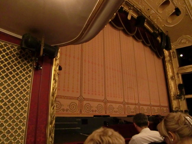 この日の席は、こんなに舞台に近いところ。<br />迫力ありました。