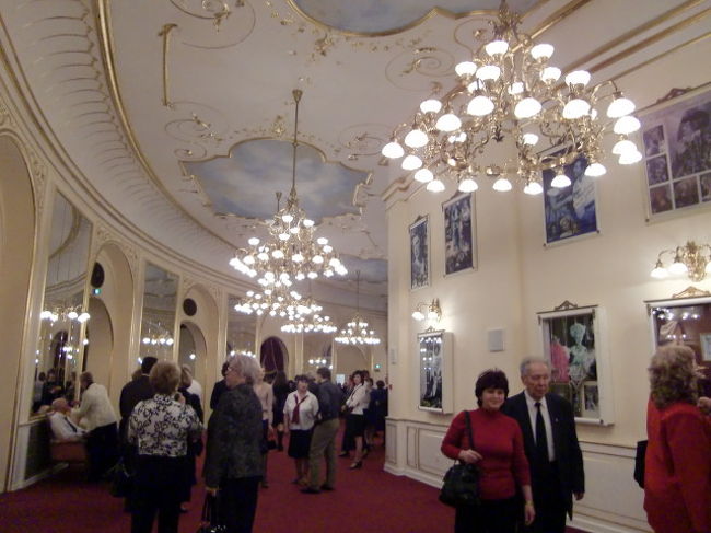 シャンデリアが雰囲気あります。<br /><br />で、ブダペスト最後の夜は終わりました。