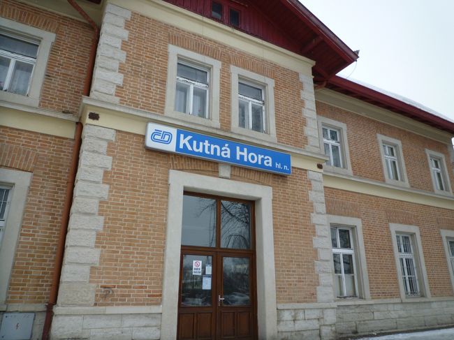 クトナーホラまでは40分で着きます。<br />駅周辺はとても寂れた印象です。