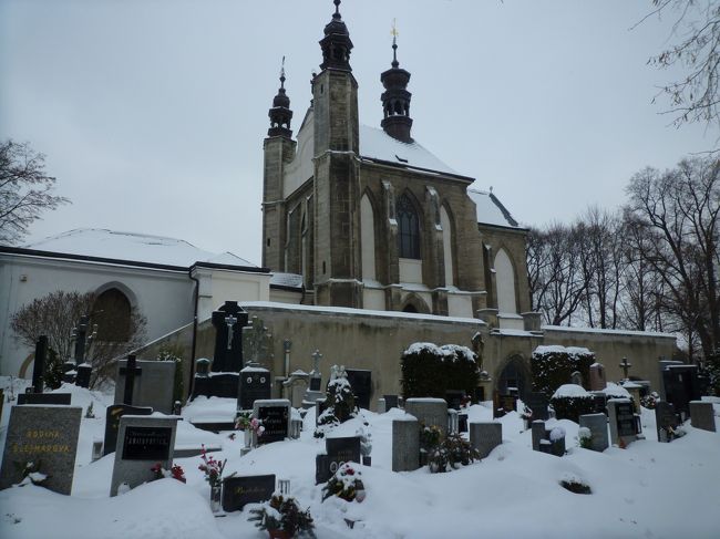 駅から歩いて10分程で目当ての墓地教会に到着です。<br />教会の周りは墓標が並んでいました。