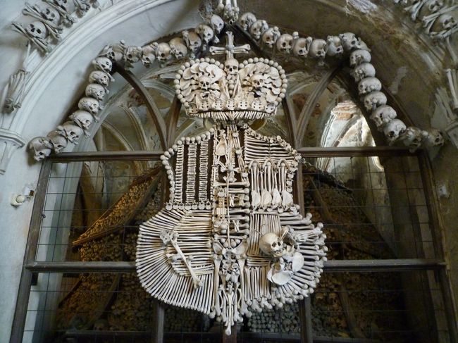 人骨製の紋章です。