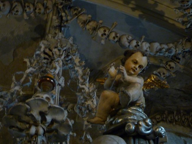 天使の顔がちょっと不気味です…。