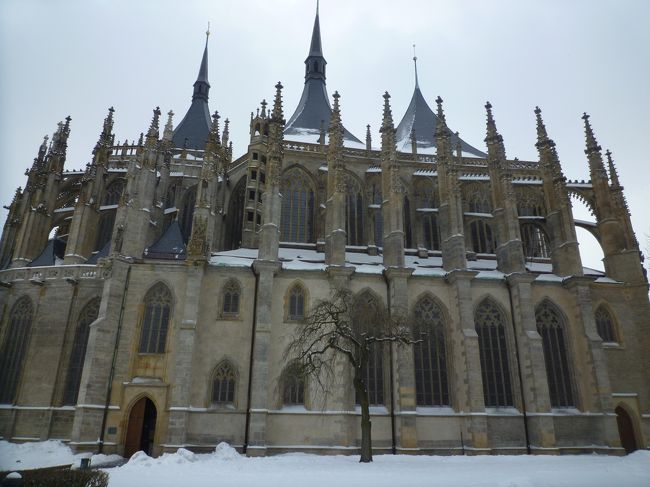 ようやく着いた聖バルバラ大聖堂です。<br />旧市街の奥にありました。<br />屋根の装飾が特徴的です。