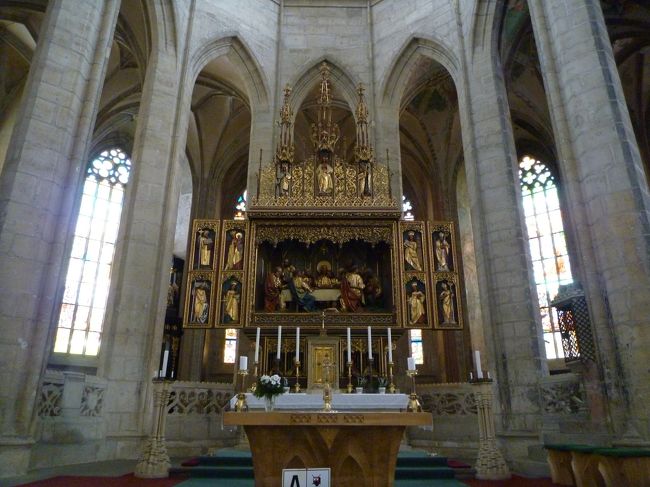 中は広く、荘厳な音楽が流れていました。<br />入場料は50Kcで、日本語の説明書をくれました。