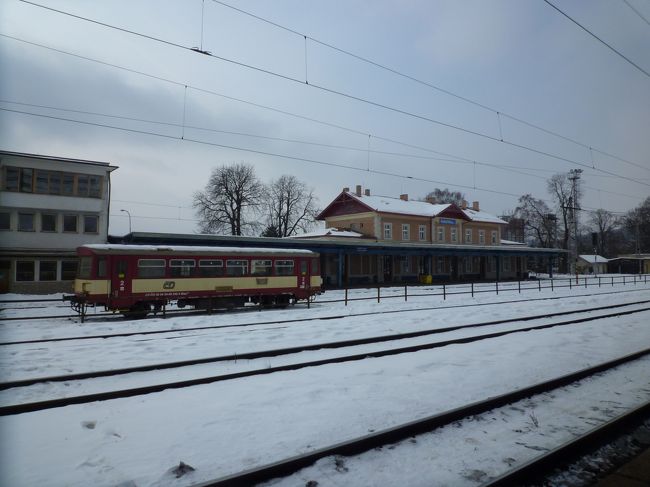 旧市街をブラブラした後、プラハまで帰ります。<br />ところが電車がなく、クトナーホラ駅で１時間半待たされました。<br />ちなみに午後になると観光客がどっと押し寄せてきましたので、クトナーホラに行くのなら午前中がお勧めです。