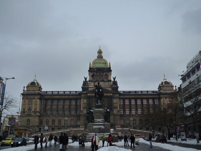 プラハには15時に到着。<br />昨日行っていないミュシャ美術館を見に行きました。<br />作品量は多くありませんが、ミュシャの代表作が並んでいたので、なかなか良かったです。<br />ちなみにミュシャ(ムハ)はチェコ語で「蝿」のことなんだそうです。<br />写真は美術館近辺のヴァーツラフ広場です。