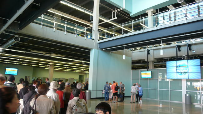 ターミナルに入りますと、まず手荷物検査が有ります。<br />飲食物・酒類の持ち込みも禁止です。<br /><br />検査終了後チェックインカウンタへ向かいます。。<br />時間は午前１０時４０分です。<br /><br />出航予定は１７時ですが、チェックイン手続きが済み次第、１２時頃から乗船できますので早く到着しました。<br />