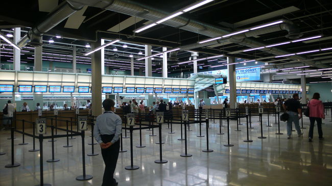 乗船手続きは、部屋の階数毎に受付箇所が決められています。<br /><br />写真に見える数字の立て札３や７は、３階・７階の部屋の方の受付カウンターです。<br /><br />これから先はセキュリティーの関係で撮影禁止。<br />