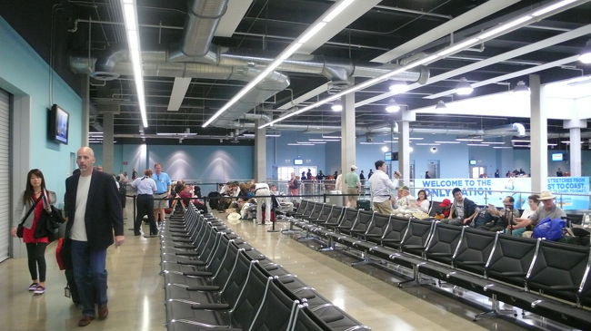 乗船手続きが終わりますと、２階乗船口前の所でしばらく待ちます。<br />手続きは、船のチケット・パスポート・クレジットカード等を見せ、写真を写されて終了です。<br /><br />シーパスカードが渡されます、乗下船時や買い物等に使用します。（シーパスカードは、客室のカギ、船内用クレジットカードおよび身分証明書の機能がありますので大切に保管してください。）<br /><br />船内ではカジノを除き、シーパスカードで清算です。<br />現金を使用することはほとんど有りません。<br /><br />パスポートは部屋の金庫で保管すると良いでしょう。<br />