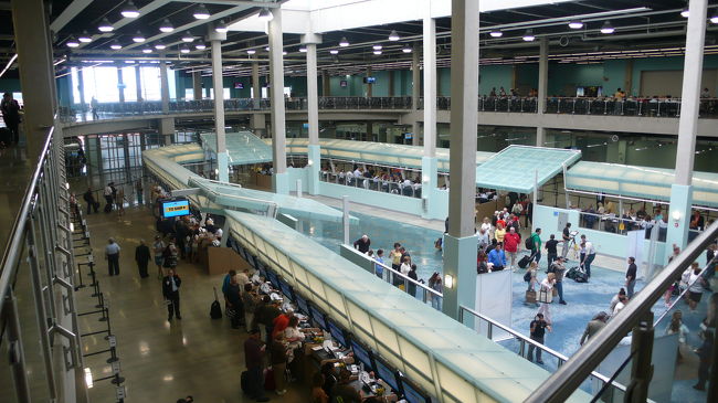 ２階から見たチェックインカウンターの状況です。<br /><br />早い時間帯ですので、スムーズに受付が進んでいますが、午後になりますと混雑して来るそうですので、早い目のチェックインが良いでしょう。