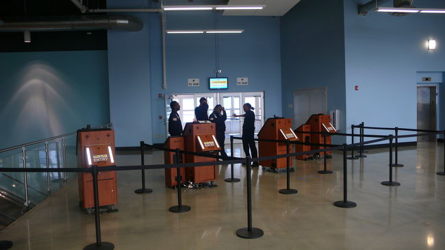 乗船口です。（写真を撮ると注意されました）<br /><br />シーパスカードを機械に差し込みますと、画面に顔写真・名前等が出るので、係員は名前を呼びながら確認して通過させます。<br /><br />たまにカードが反応しない場合も有り取り替えたりしています。<br /><br />接続ブリッジを通り乗船となります。