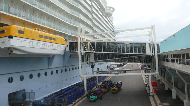 いよいよ乗船です！！！！<br />この時が一番ドキドキ感が高まります。<br /><br />接続ブリッジは２箇所に有ります。<br />黄色いのはテンダーボート（救命艇）です。<br /><br />この時１１時４５分で、バス到着が１０時３５分、チェックイン終了が１１時ですから、非常にスムーズな乗船だったと思います。<br />午後到着の時は時間が掛かるそうです。