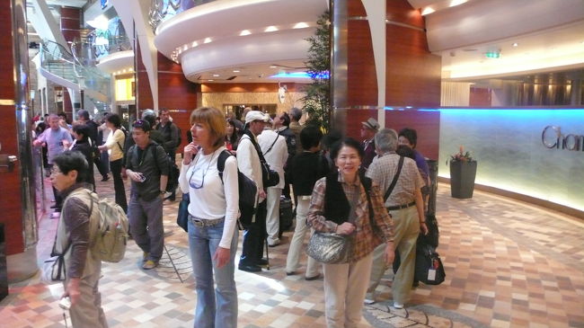 乗船した所が、５階ロイヤルプロムナードです。<br /><br />この船の中心場所で、ガラスドームから自然の光が差し込む明るい空間です。<br /><br />中でも５階から８階まで、上下に移動するバーが有ります。<br /><br />ギフトショップ・カフェ・バー・ピザ店が並び、いつも人で賑わっていました。<br /><br />ジョギングトラックも有り１周約７００メートルです。<br /><br />