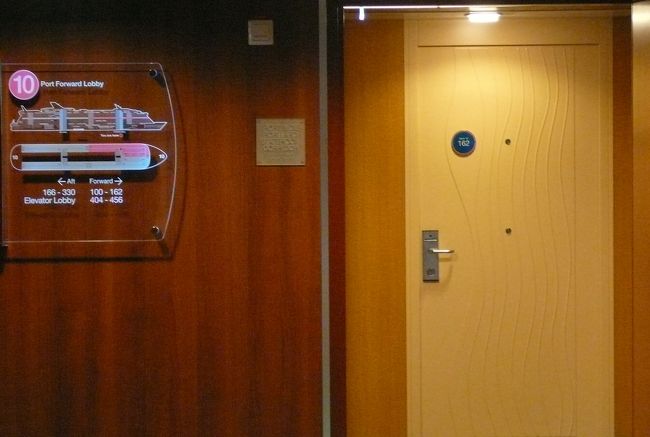 部屋は１０階１６２号室です。<br /><br />特別室の扉はやはりデラックスですが、私達の部屋はスーペリア海側バルコニー付きですので普通です。<br /><br />場所的には、船首に近いので揺れが心配ですが、エレベーターのすぐ近くで移動に便利です。<br /><br />部屋の鍵はシーパスカードですので、朝起きてから寝るまで、ケースに入れて首から掛けて行動します。
