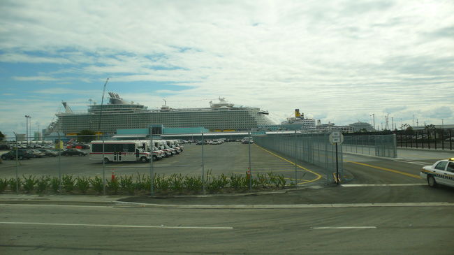 見えてきました！！<br />２２万トンのオアシス号です。<br /><br />バス車内からの撮影ですので、ピンボケです。<br />比べる対象物が有りませんので、大きく感じませんが、<br />やはり大きいです。<br /><br />http://maps.google.co.jp/maps?t=h&amp;hl=ja&amp;ie=UTF8&amp;brcurrent=3,0x0:0x0,1&amp;ll=26.09822,-80.12181&amp;spn=0.008286,0.010149&amp;z=16<br /><br /><br />