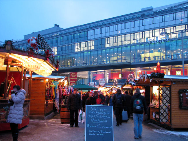ホテルに荷物を置いてさっそくクリスマスマーケットに繰り出しました。<br />ドレスデンのマーケットはドイツ最古と言われています。<br />駅前から本会場まで屋台が連なっています。<br />