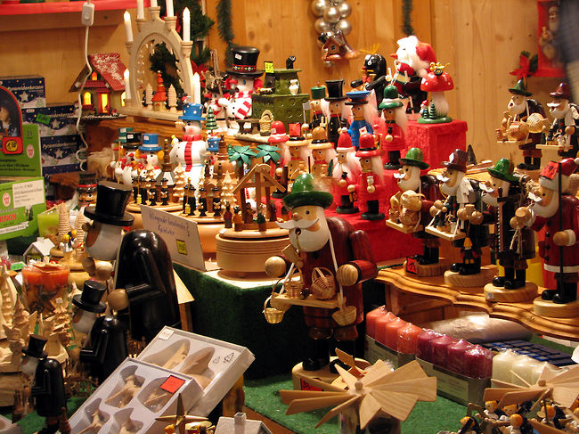 ドレスデンはおもちゃ工房が近くにたくさんあるので在庫が豊富で他の大都市より若干安めでした。<br />