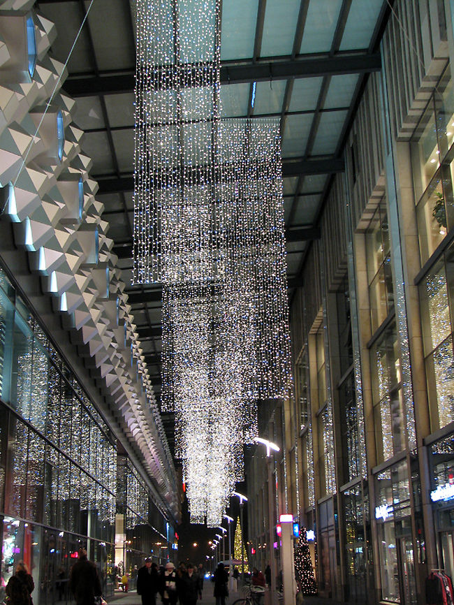 ドレスデン中央駅から旧市街へ向かうと次から次へと大きなモールがありました。<br />外は−20℃位まで気温が下がっていたのでよく逃げ込んでいました。<br />