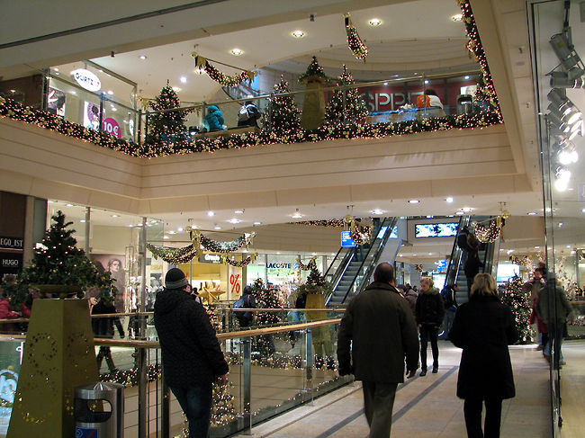 どこのモールもクリスマスの装飾に力を入れていました。<br />