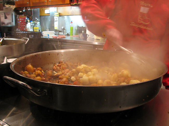 冬のドイツでいつもお世話になるのがジャガイモ料理。<br />ホクホクでとても美味しいです。<br />