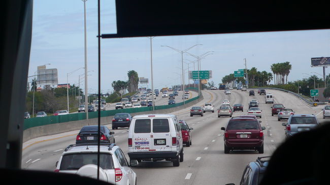 ホテル（空港近く）から、バスでマイアミ・フォートローダーデール（Fort Lauderdale）に向かう途中です。<br /><br />片側６車線の高速道路で、平均９０キロ位の速度で走っています。<br /><br />乗船港まで所要時間は約４０分の予定です。