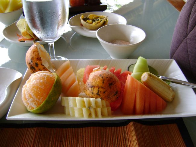 <br /> 一夜明けて、朝食を食べにタマンワンティランへ。<br /><br />　ルームサービスでもいいのですが、私はいつも<br /><br />　レストランへ行くの。<br /><br />　フルーツは外せない。